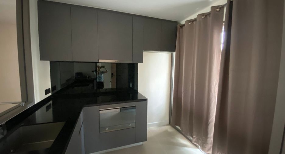 For rent 2 bedrooms condo in Bang Rak, Bangkok