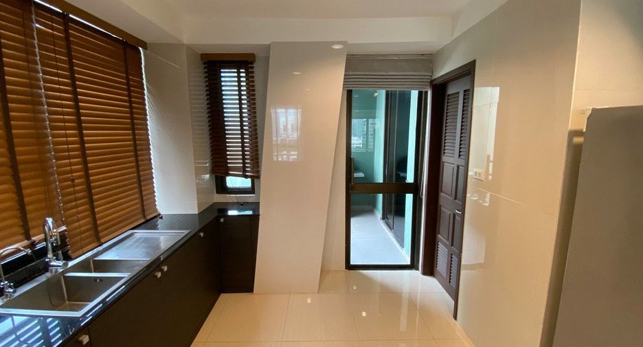 For rent 4 bedrooms condo in Pathum Wan, Bangkok