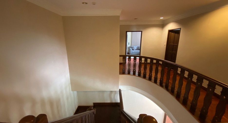 For rent 4 bedrooms condo in Pathum Wan, Bangkok