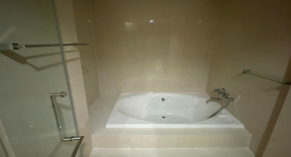 For rent 4 bedrooms condo in Pathum Wan, Bangkok
