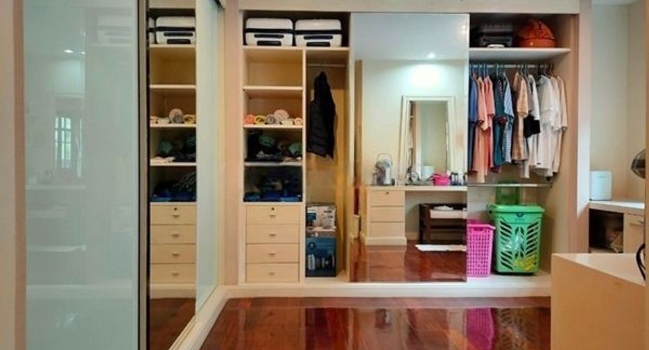 For sale 4 bedrooms house in Khlong Sam Wa, Bangkok