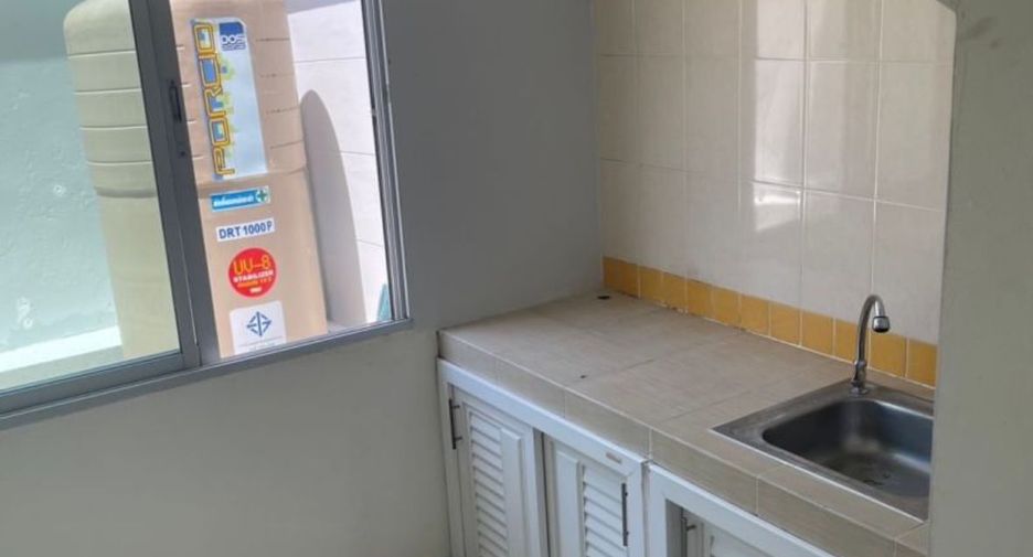 For rent 3 bedrooms townhouse in Bang Kapi, Bangkok