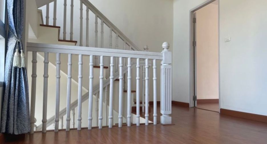 For rent 3 bedrooms townhouse in Bang Kapi, Bangkok