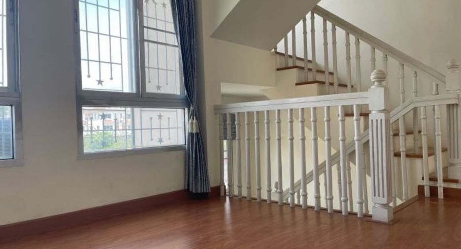 For rent 3 bedrooms townhouse in Bang Kapi, Bangkok