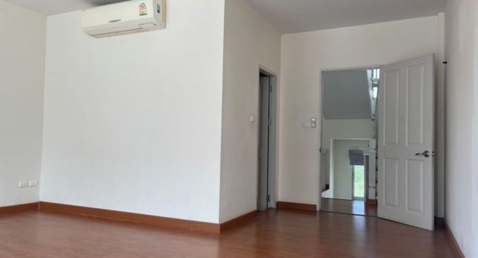 For rent 3 bedrooms townhouse in Bang Kapi, Bangkok