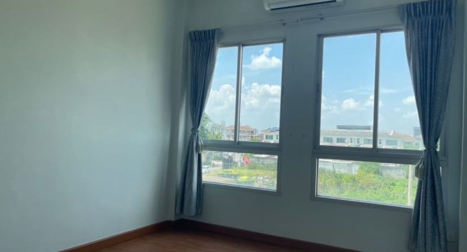 For rent 3 bedrooms townhouse in Bang Kapi, Bangkok