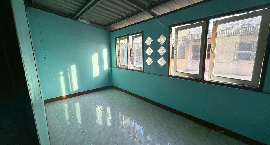 For rent 4 bedrooms townhouse in Bang Kapi, Bangkok