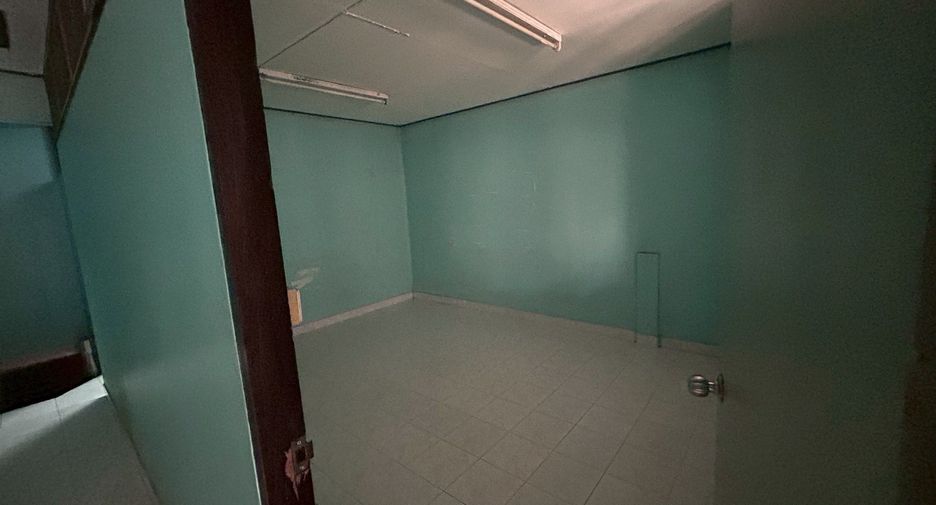 For rent 4 bedrooms townhouse in Bang Kapi, Bangkok