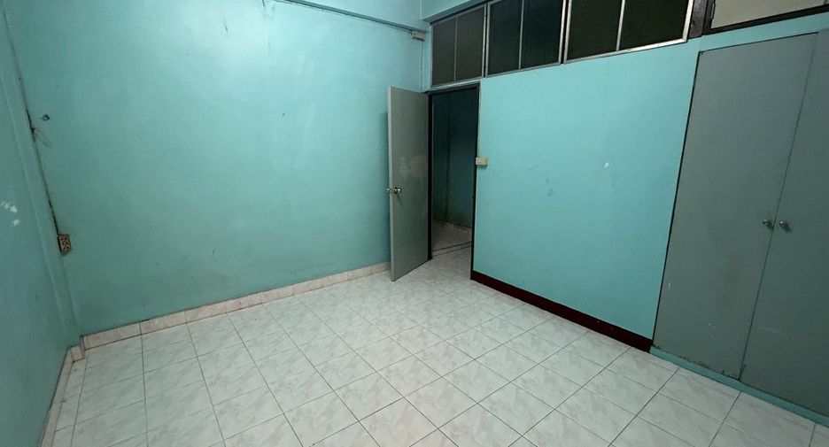 For rent 4 bedrooms townhouse in Bang Kapi, Bangkok