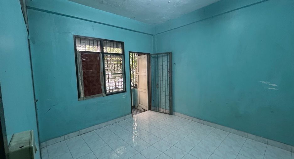 For rent 4 bedrooms townhouse in Bang Kapi, Bangkok