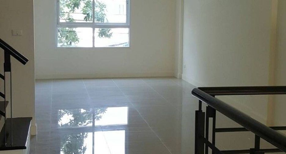 Casa adosada en venta de 3 habitaciones en Bueng Kum, Bangkok