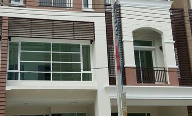 Casa adosada en venta de 3 habitaciones en Bueng Kum, Bangkok