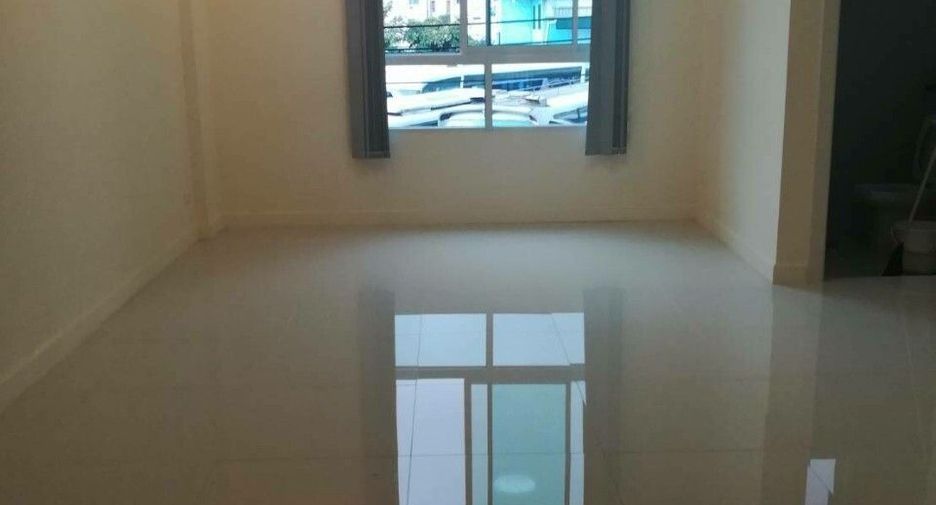 Casa adosada en venta de 3 habitaciones en Bueng Kum, Bangkok