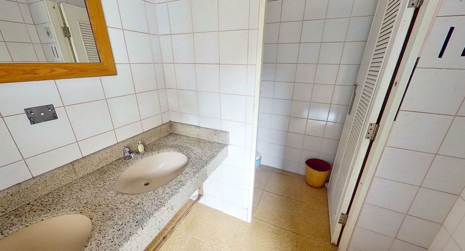 For sale 7 bedrooms condo in Phra Khanong, Bangkok