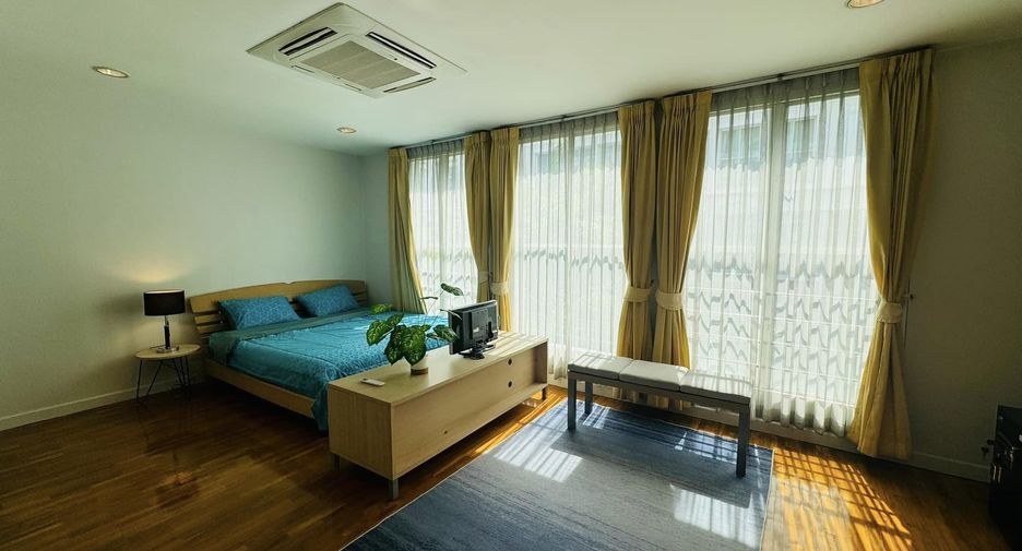 For rent 4 bedrooms townhouse in Watthana, Bangkok