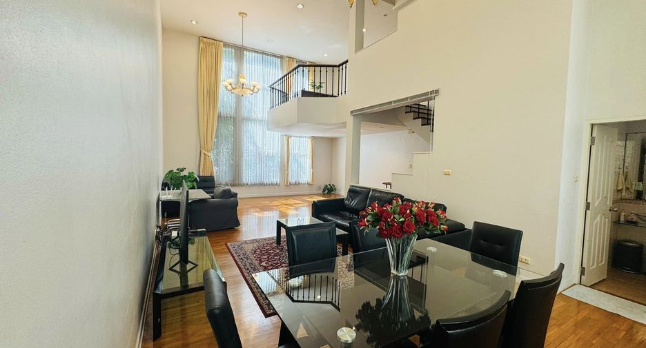 For rent 4 bedrooms townhouse in Watthana, Bangkok