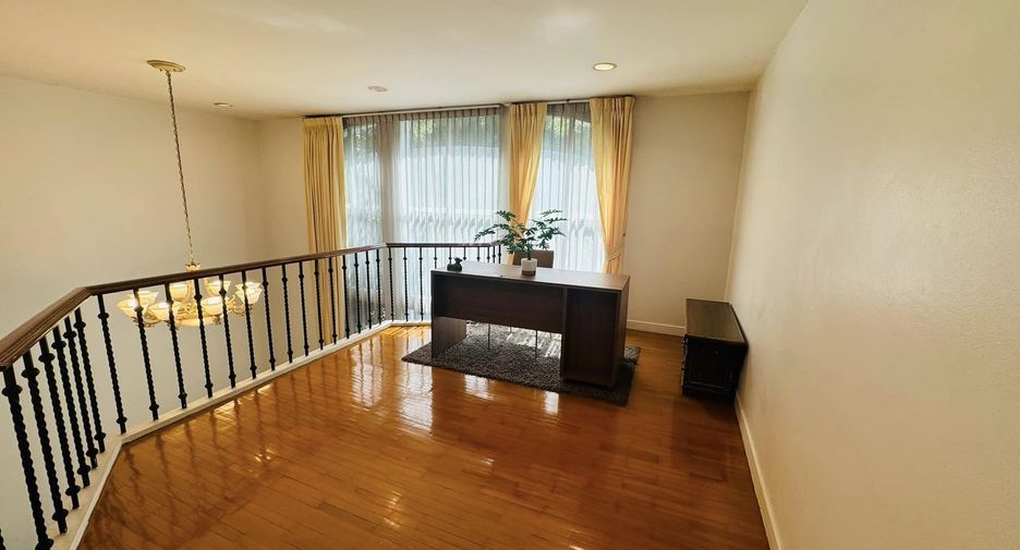 For rent 4 bedrooms townhouse in Watthana, Bangkok