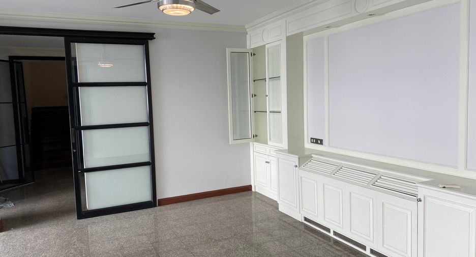 For rent 4 bedrooms house in Watthana, Bangkok