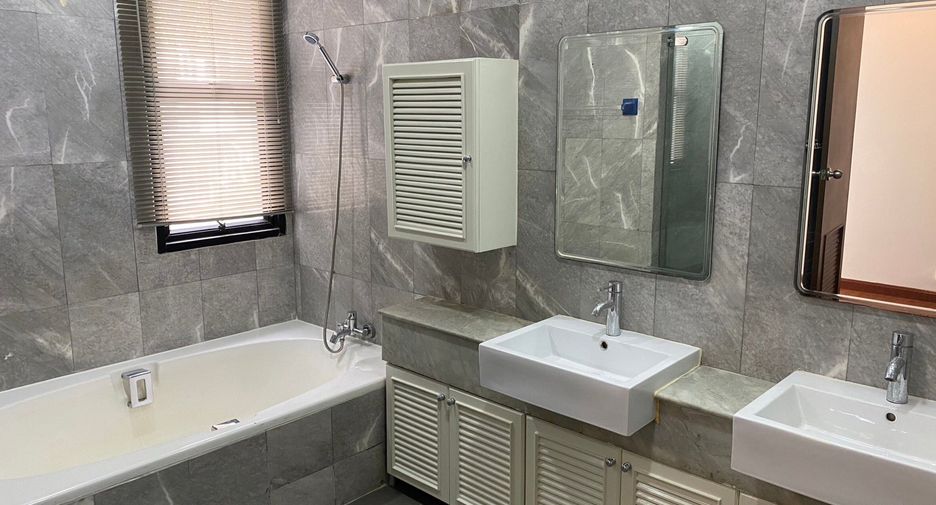 For rent 4 bedrooms house in Watthana, Bangkok