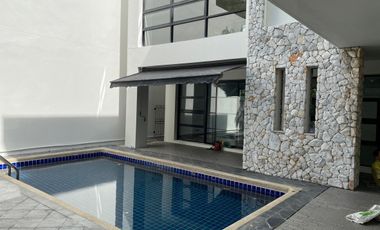 For rent 4 bedrooms house in Watthana, Bangkok