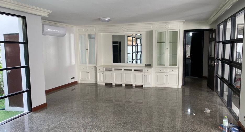 For rent 4 bedrooms house in Watthana, Bangkok