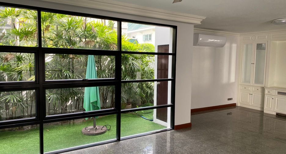 For rent 4 bedrooms house in Watthana, Bangkok