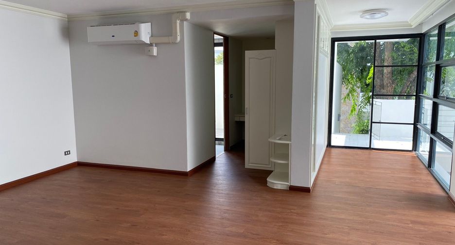For rent 4 bedrooms house in Watthana, Bangkok
