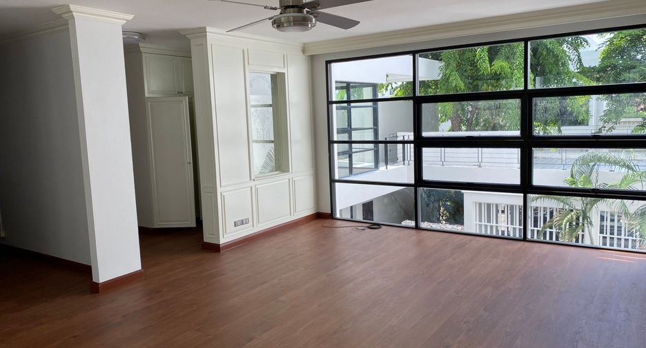 For rent 4 bedrooms house in Watthana, Bangkok