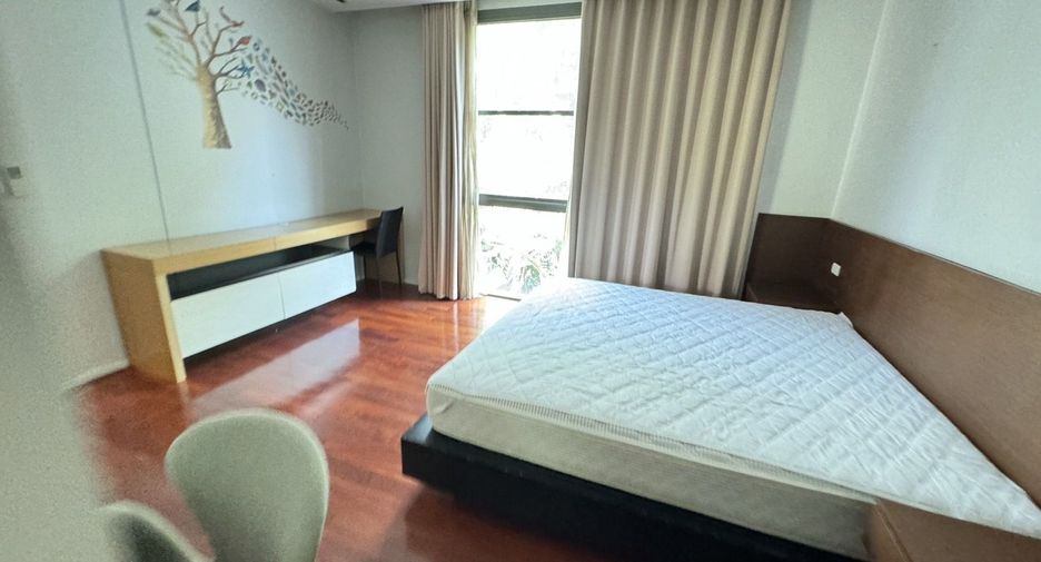 For rent 3 bedrooms apartment in Watthana, Bangkok