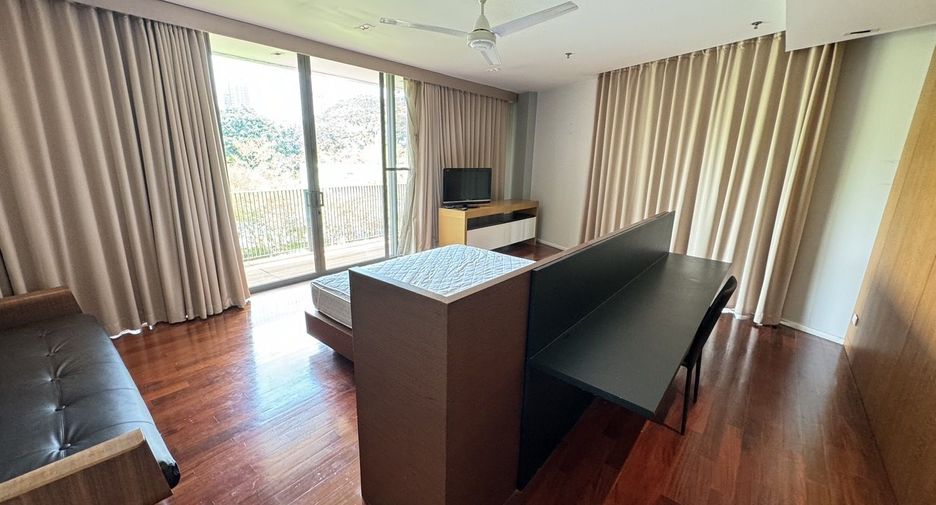 For rent 3 bedrooms apartment in Watthana, Bangkok
