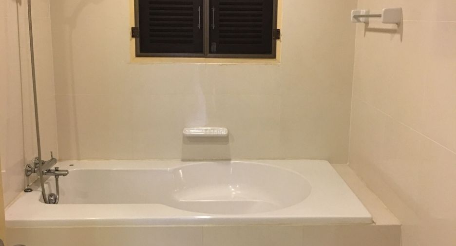 For rent 2 bedrooms condo in Huai Khwang, Bangkok