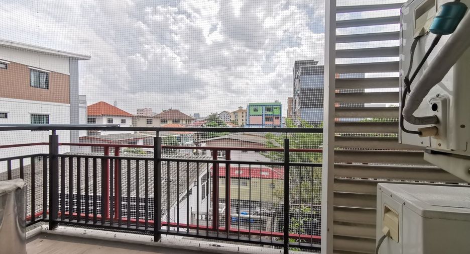 For rent 2 bedrooms condo in Huai Khwang, Bangkok