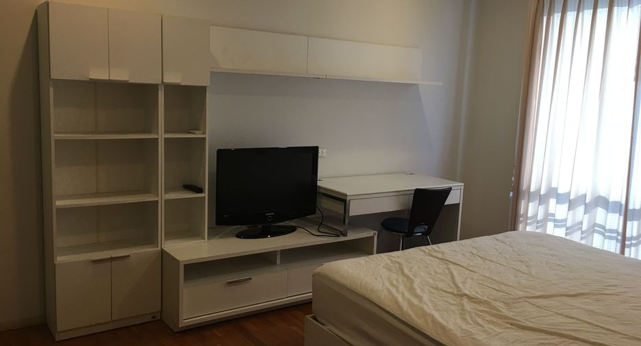 For rent 2 bedrooms condo in Huai Khwang, Bangkok
