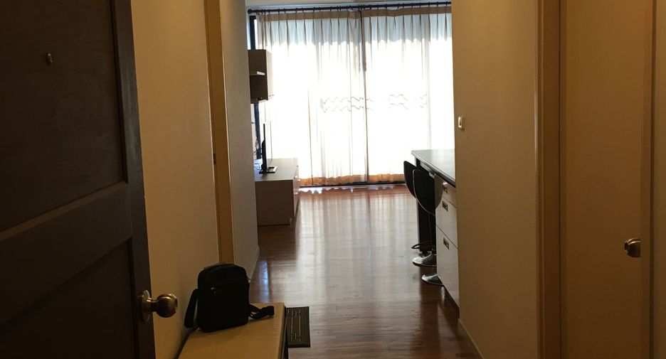 For rent 2 bedrooms condo in Huai Khwang, Bangkok