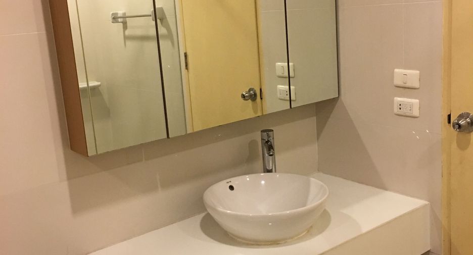 For rent 2 bedrooms condo in Huai Khwang, Bangkok