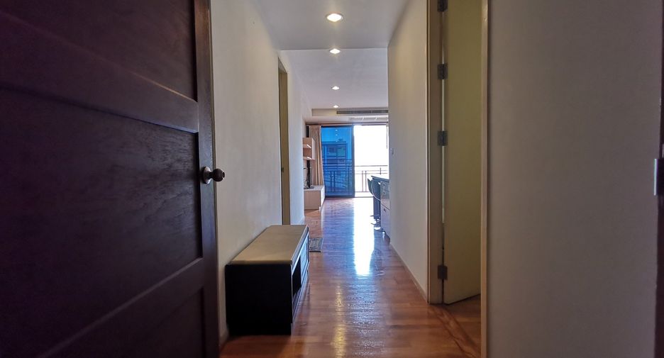 For rent 2 bedrooms condo in Huai Khwang, Bangkok