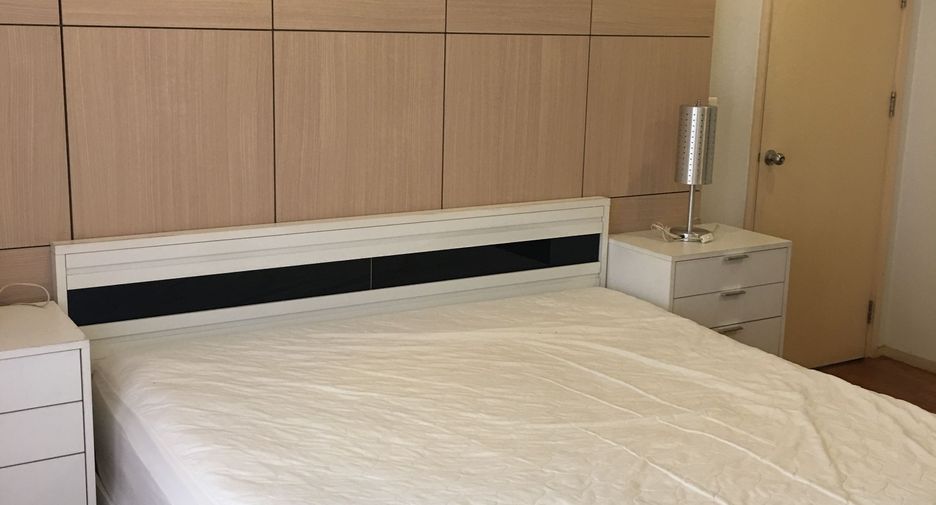 For rent 2 bedrooms condo in Huai Khwang, Bangkok