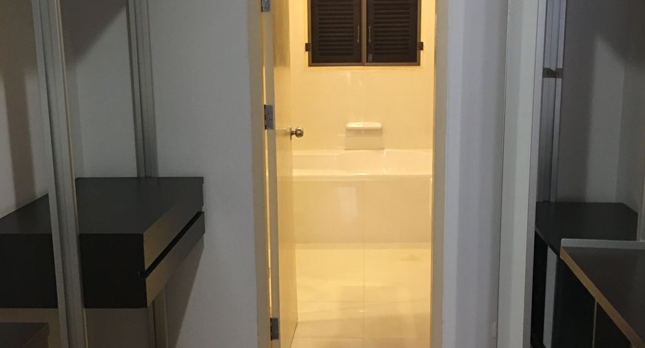 For rent 2 bedrooms condo in Huai Khwang, Bangkok