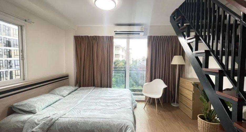 Casa adosada en alquiler de 4 habitaciones en Huai Khwang, Bangkok