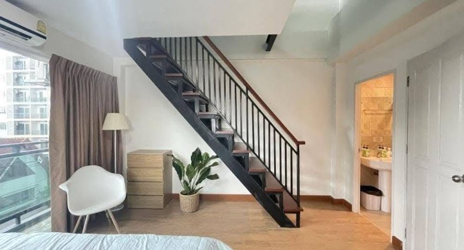 Casa adosada en alquiler de 4 habitaciones en Huai Khwang, Bangkok