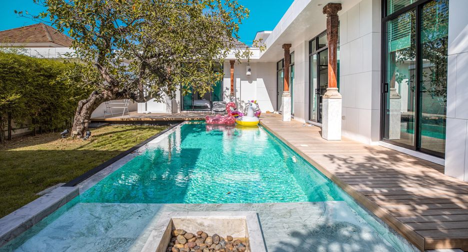 For rent 3 bedrooms villa in Mueang Phuket, Phuket