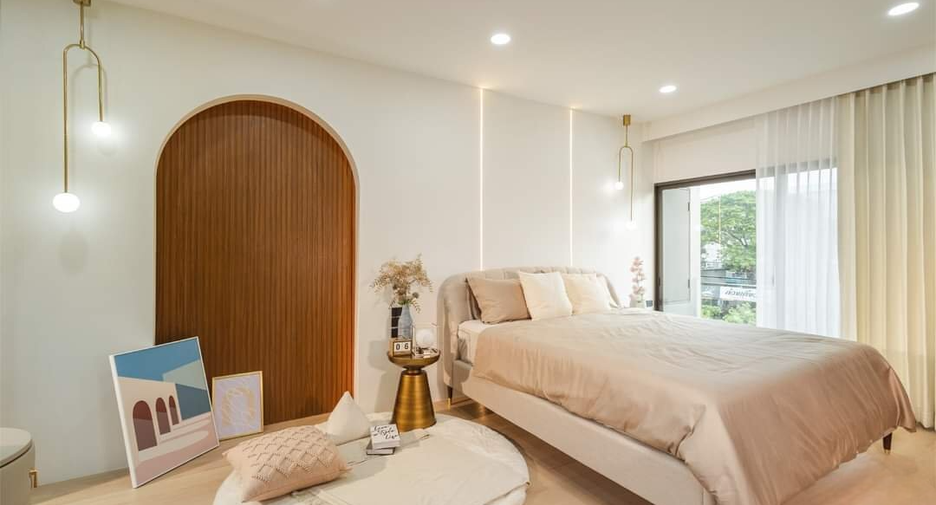 For sale 3 bedrooms house in Wang Thonglang, Bangkok