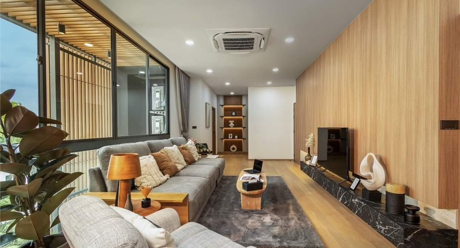 For sale 3 bedrooms house in Wang Thonglang, Bangkok