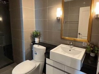 Продажа и аренда 1 кровать кондо в Хуаи Кхщанг, Бангкок