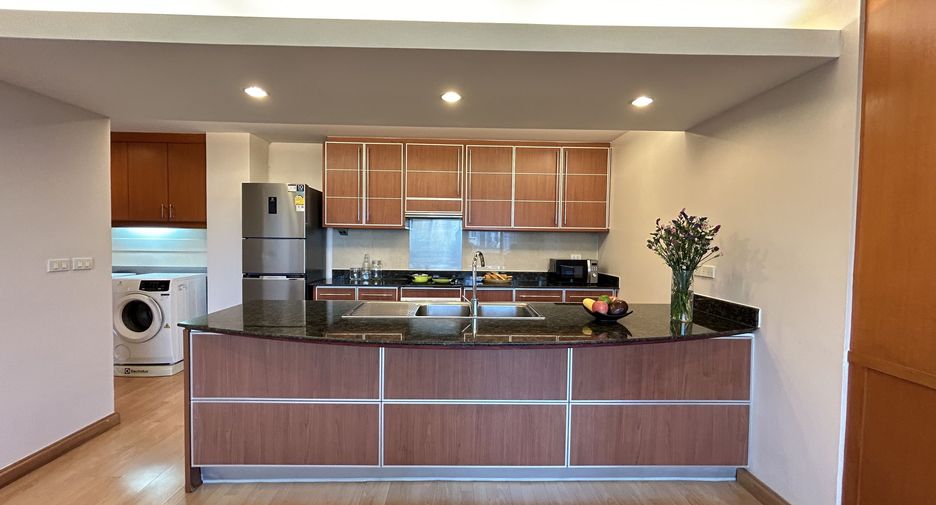 For rent 2 bedrooms apartment in Pathum Wan, Bangkok