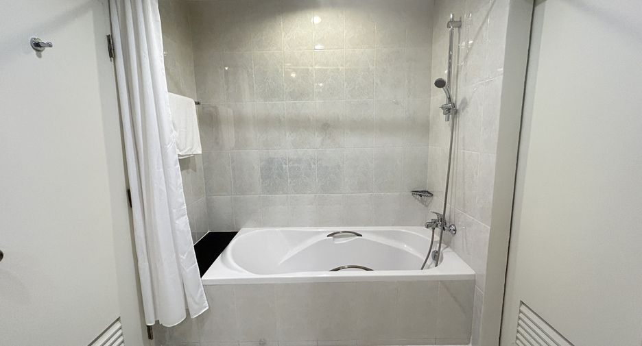 For rent 2 bedrooms apartment in Pathum Wan, Bangkok