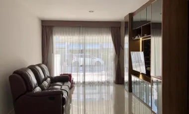 Casa adosada en alquiler de 3 habitaciones en Suan Luang, Bangkok