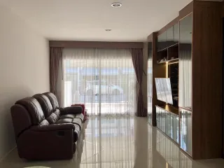 Casa adosada en alquiler de 3 habitaciones en Suan Luang, Bangkok