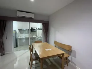 Casa adosada en alquiler de 3 habitaciones en Suan Luang, Bangkok