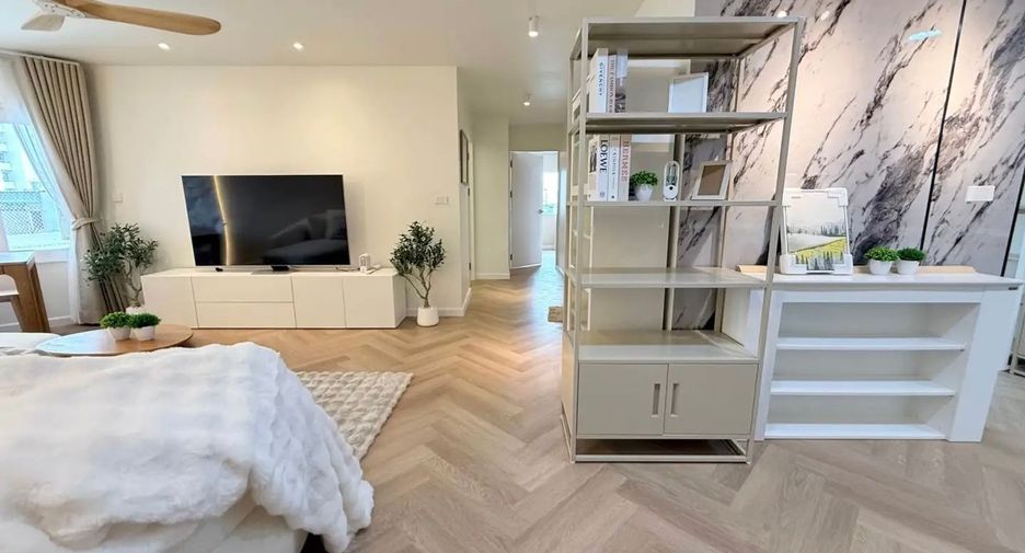 For rent 2 bedrooms condo in Yan Nawa, Bangkok